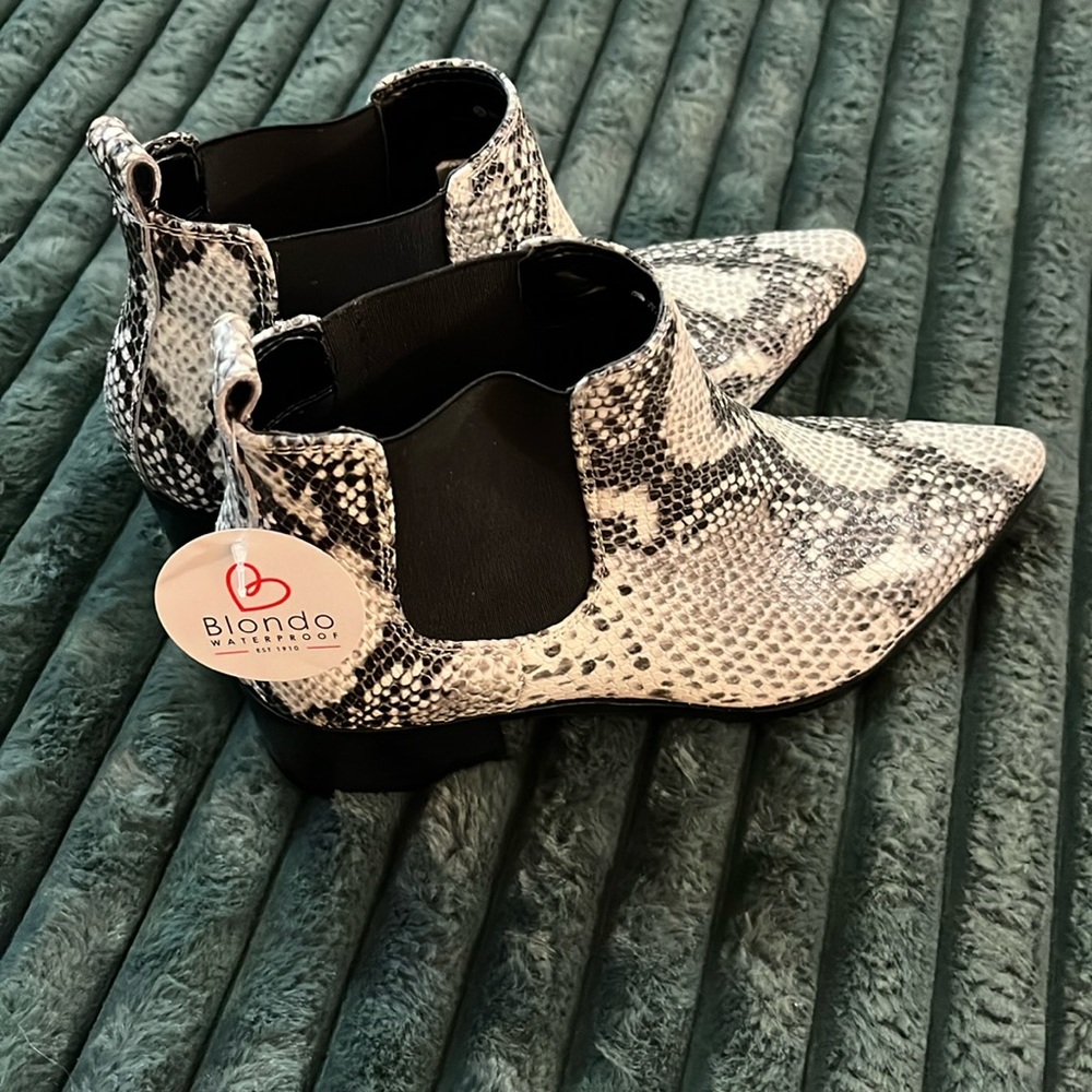NWT Blondo Waterproof Emelia Boots - Size 8. White Chelsea Snake Python.